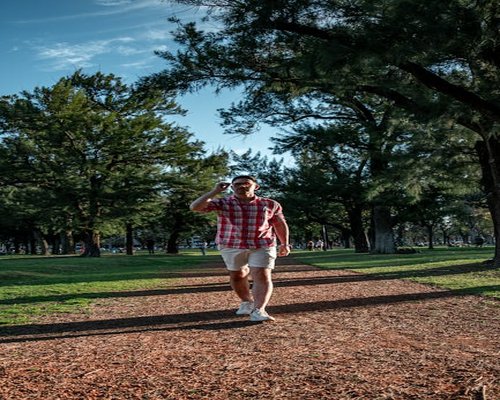 Hombre caminando por un parque durante un descanso de oficina